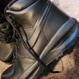 Nike Manoa 17 - Big kids Casual Nike Boots - Size 6Youth